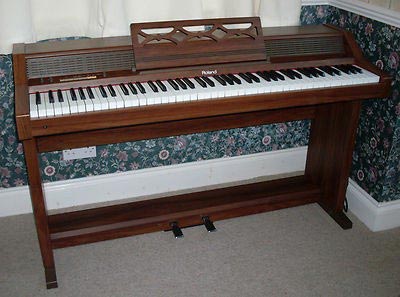 پیانو قدیمی رولند