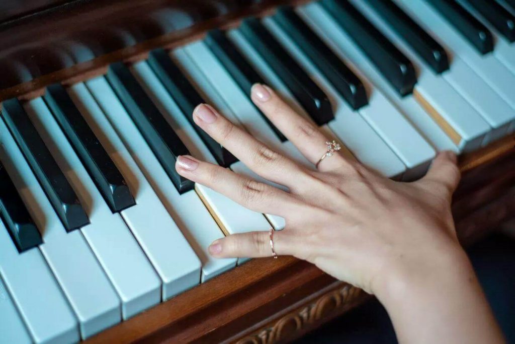 نواختن پیانو با یک دست