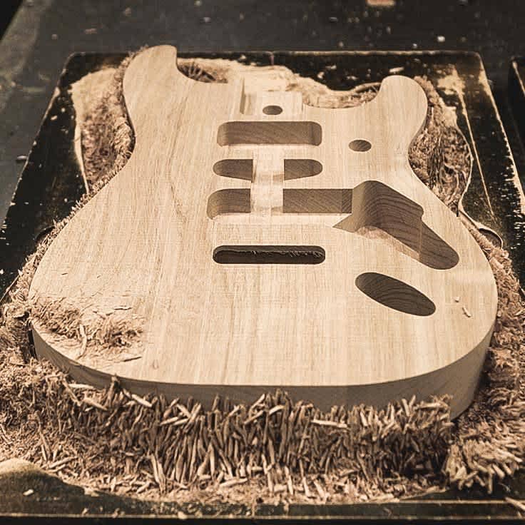 چوب ها در ساخت گیتار الکتریک در قسمت بدنه