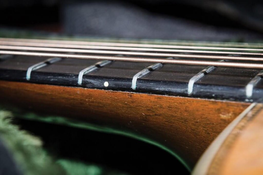 چوب ها در ساخت گیتار الکتریک در قسمت فرتبورد