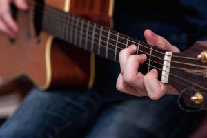 گیتار زدن با پیک یا انگشت؟ کدام یک بهتر است؟