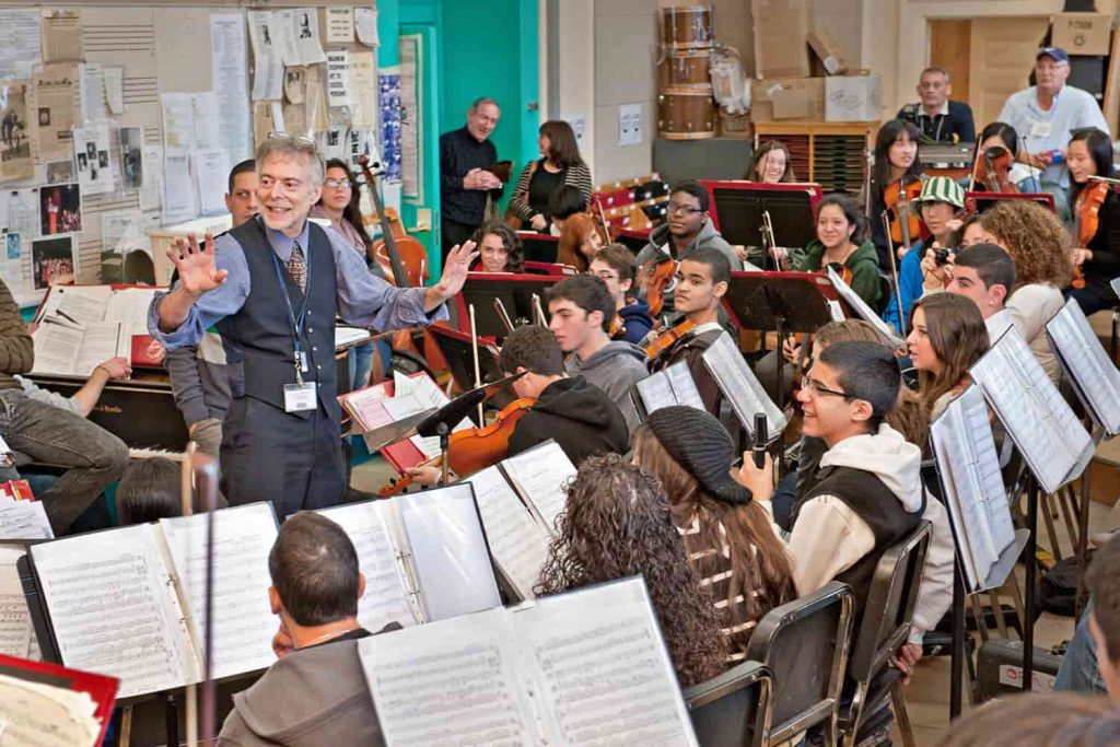 آموزش دادن رهبر ارکستر به موزیسین ها