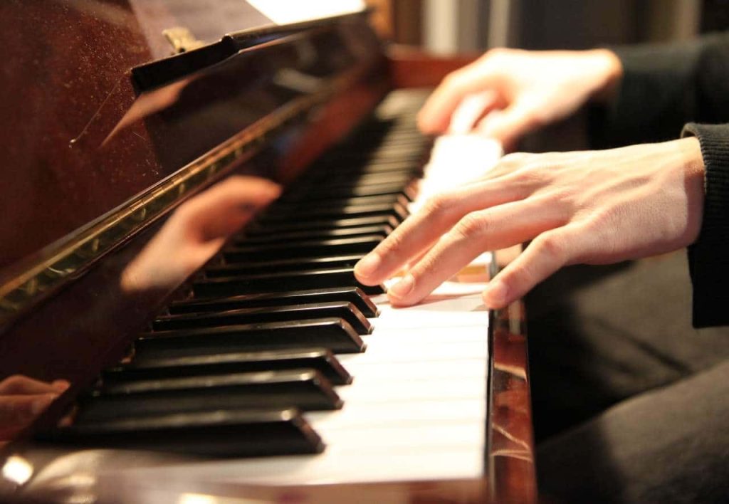 آموزش نواختن پیانو با دو دست