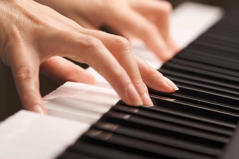 نواختن پیانو با ناخن های بلند