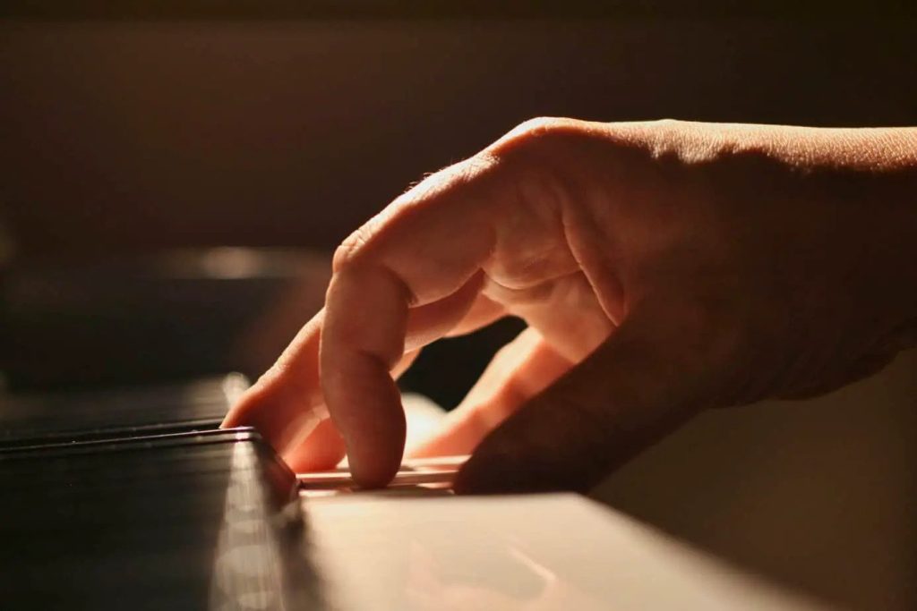 آیا برای نوازندگی پیانو، کوتاه کردن ناخن ها لازم است؟