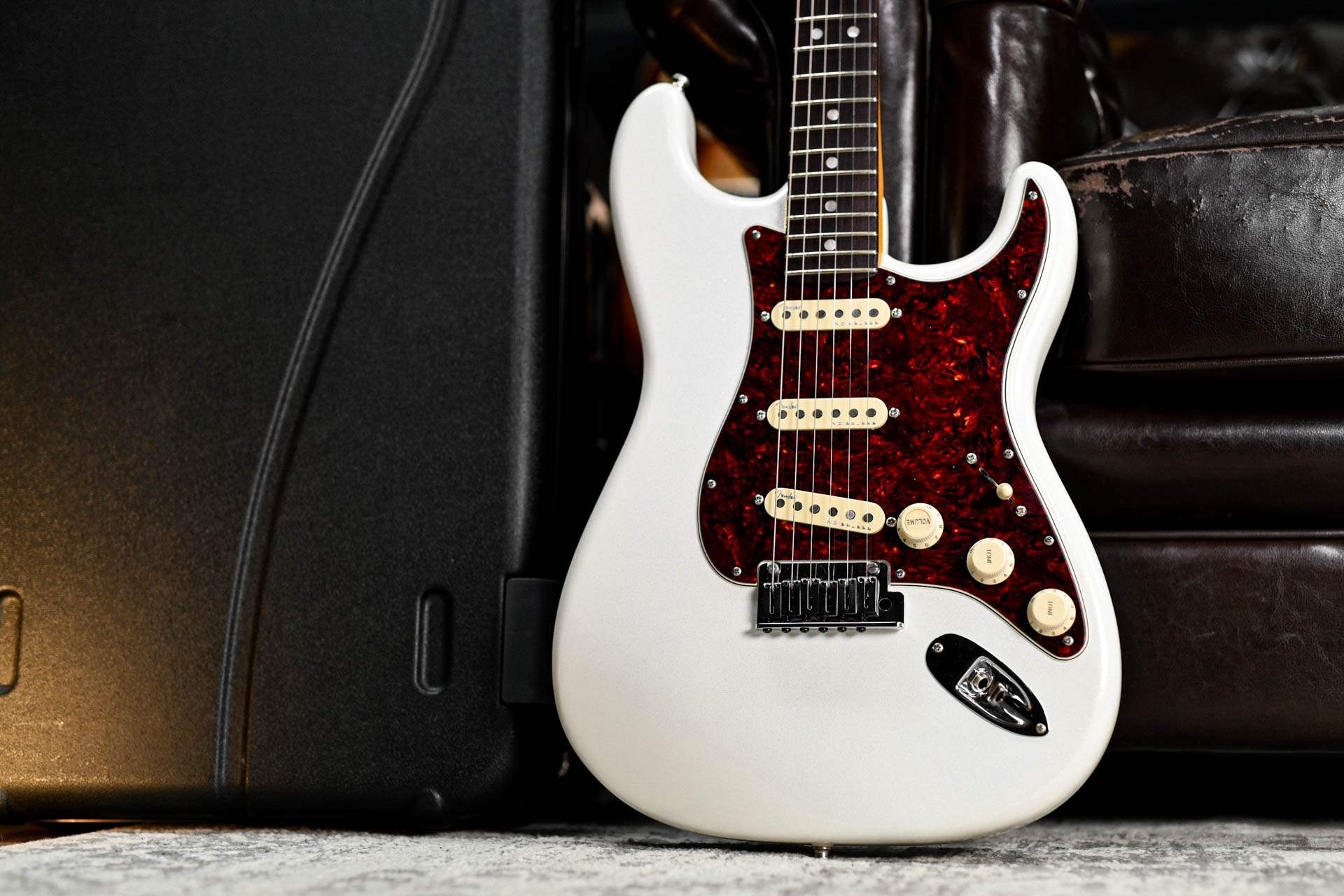 fender-american-ultra-stratocaster-arctic-pearl-مشخصات