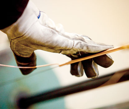 سیم های بیس توسط صنعتگران ماهر با دست چینش شده اند